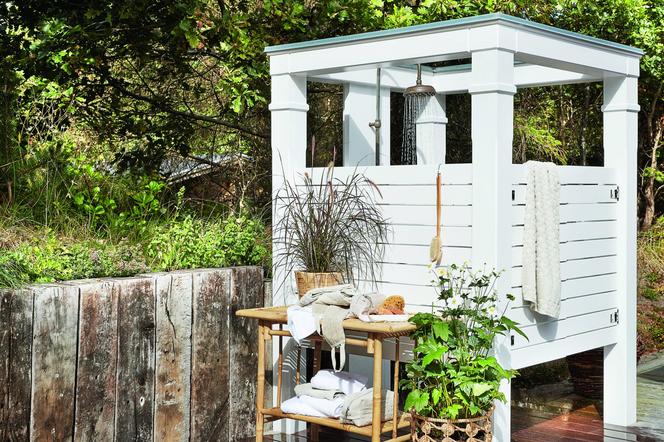 Prysznic w ogrodzie – stylowa kabina