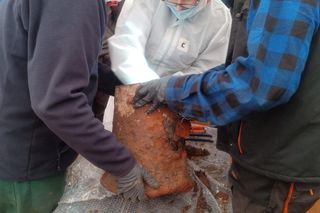 Sensacyjne odkrycie. Zaginiony sztandar z czasów wojny ukryty w kance na mleko!