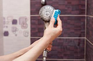 Jak szybko wyczyścić słuchawkę prysznicową? Ten trik z TikToka odkryje przez Tobą nieznany patent. Kamień i osad same się wyczyszczą 