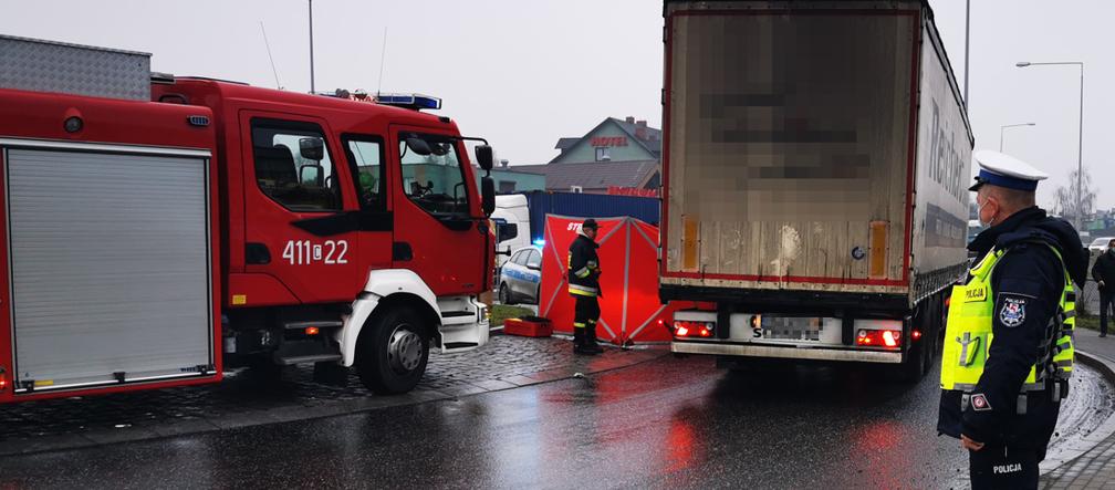 Koszmarny wypadek na DK15 w Brodnicy! Piesza przeciągnięta pod ciężarówką