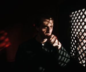 Ksiądz rozkochał w sobie wierną. Gdy umarła, zapragnął auta, które kupiła