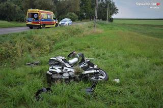 Motocyklista wypadł z drogi i uderzył w betonowy przepust