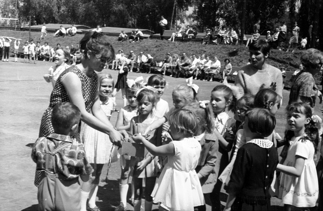Iluzjoniści, gra w klasy i wielki festyn - zobacz, jak kiedyś obchodzono Dzień Dziecka! [GALERIA]