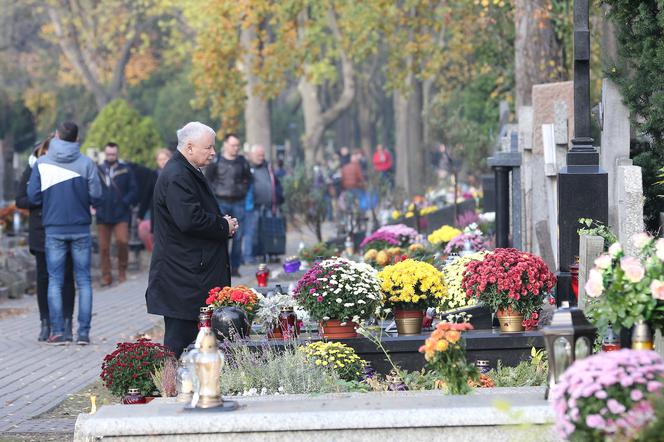 Jarosław Kaczyński na grobie swojej mamy Jadwigi Kaczyńskiej