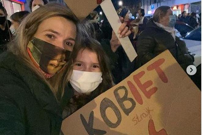 Gwiazdy protestują na Strajku Kobiet. Aktorka M jak miłość została pobita