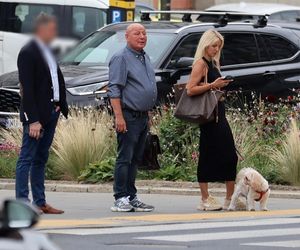 Jasnowidz Jackowski przyłapany w Warszawie. Młodsza, atrakcyjna kobieta i luksusowe zakupy