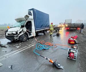 Wypadek na DK 15 w Rożentalu. Bus zderzył się z ciężarówką. Jedna osoba ranna