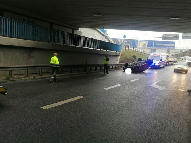 UWAGA! Dachowanie samochodu obok IKEI w Bydgoszczy [ZDJĘCIA]