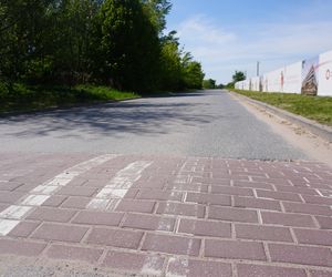 Na prostym odcinku drogi biegnącym przez łąki ustawiono aż osiem progów zwalniających 
