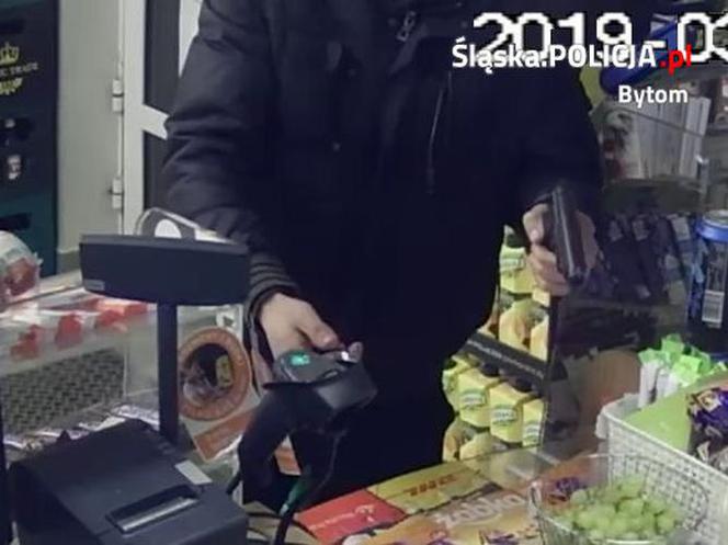 Policja szuka tych bandziorów! Napadli na Żabkę z bronią w ręku [ZDJĘCIA]