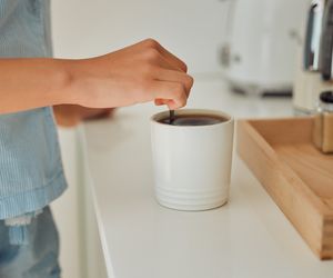 Pozytywnie działa na układ pokarmowy i zapobiega zaparciom. Ale nie każdy powinien ją pić