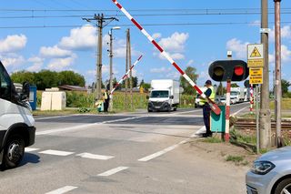 Przejeżdżasz tak przez przejazd kolejowy? Za to grozi mandat 4000 zł! To pułapka na kierowców?