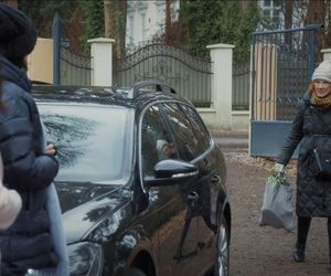 M jak miłość, odcinek 1868. Kinga (Katarzyna Cichopek), Marysia (Małgorzata Pieńkowska), pani Ola (Ewa Kolasińska)