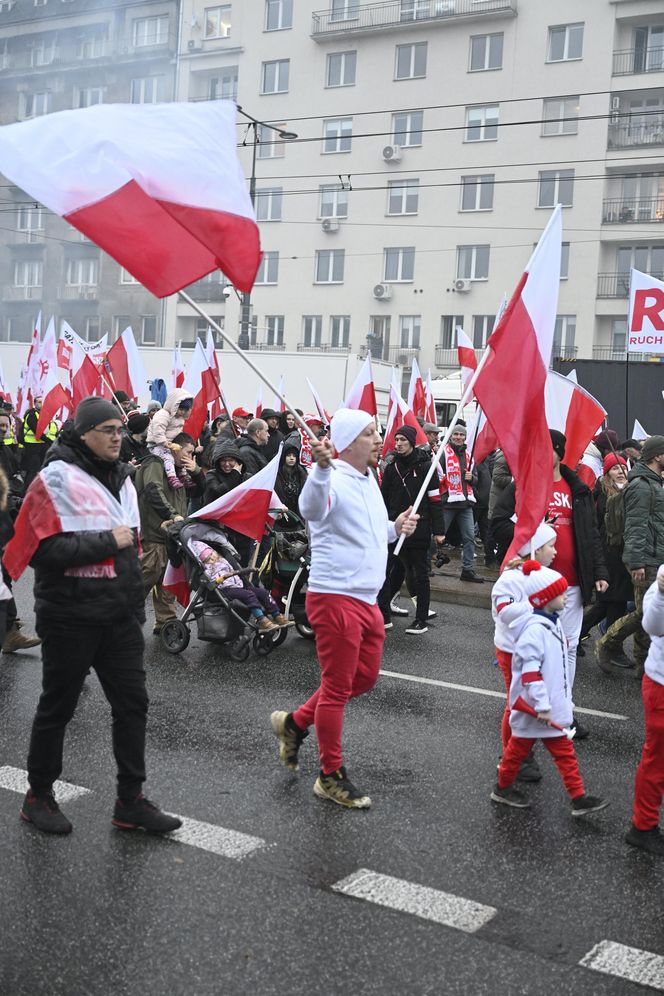 Marsz Niepodległości 2025 na żywo. Relacja z Warszawy. "Chcę zobaczyć Polskę samodzielną i niezakompleksioną"