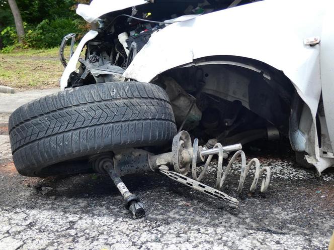 Dramatyczny wypadek na S8. Opel huknął w taksówkę, ciężarna kobieta w szpitalu