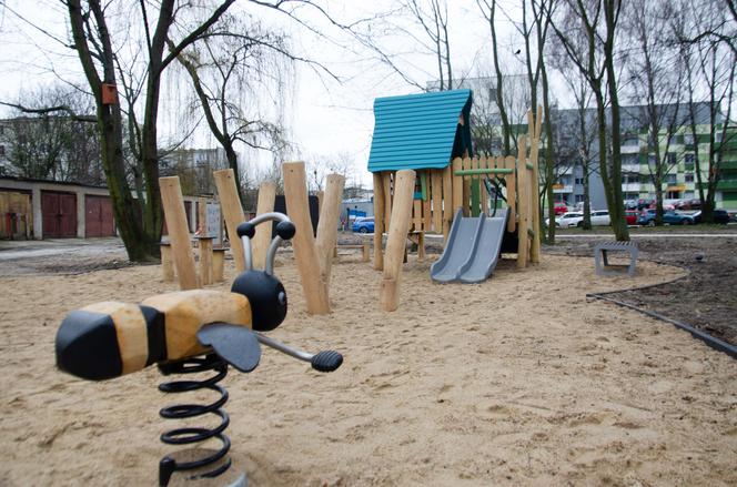 Park przy Podkomorskiej wypieknieje. Plac zabaw, ławeczki i siłownia już są