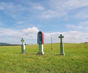 To dawna wieś królewska w Małopolsce. Jej znakiem rozpoznawczym są kamienne krzyże [GALERIA]