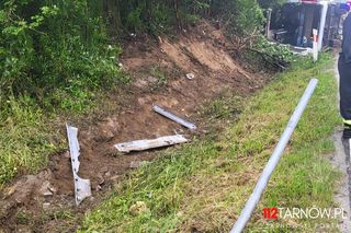Autokar z dziećmi wylądował w rowie! Sześć osób rannych, droga zablokowana