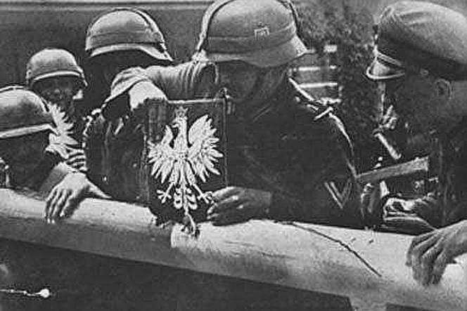 Żołnierze niemieccy zdejmujący szlaban graniczny 1 września 1939
