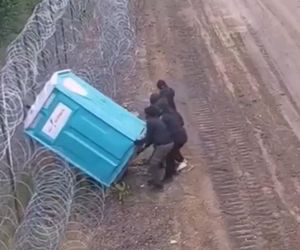 Strażnicy graniczni nie mogli w to uwierzyć. Migranci wymyślili, jak pokonać zaporę