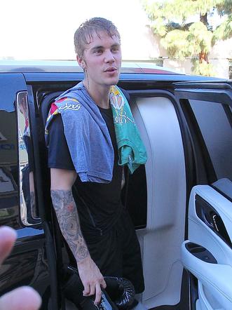 Justin Bieber z ręcznikiem na szyi