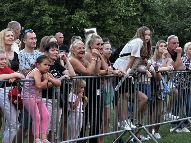 Szalona zabawa na festynie pod zaporą w Brodach. Na miejscu patrol ESKA Summer City