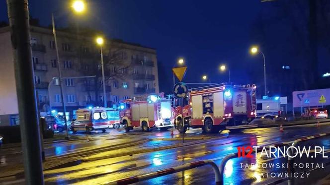 Zderzenie dwóch osobówek na rondzie w centrum Tarnowa