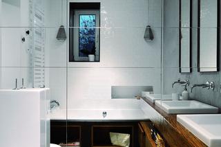 Biała łazienka w drewnianym blatem