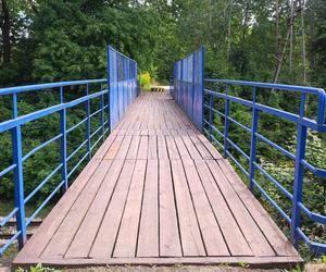 Tak wygląda wysłużona kładka nad torami w Tracku [ZDJĘCIA]