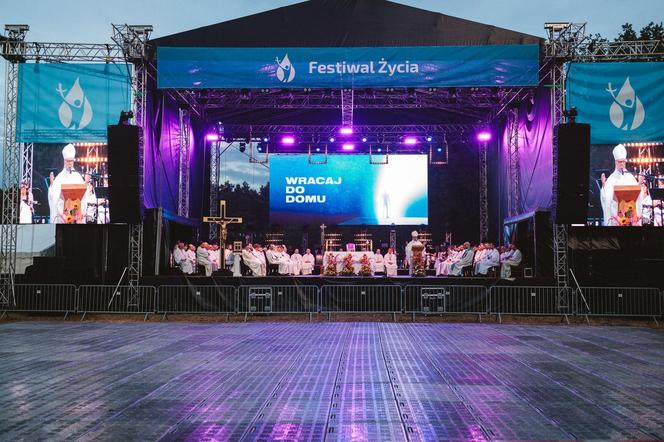 Festiwal Życia w Kokotku. Zdjęcia z czwartego dnia imprezy. Bieg Festiwalowicza i biskup w błocie