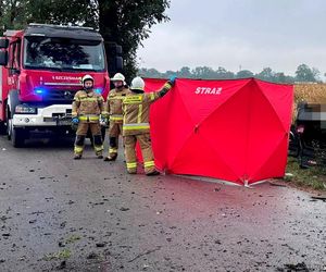 Śmiertelny wypadek pod Kutnem. Kierujący BMW dachował na prostym odcinku drogi [ZDJĘCIA]