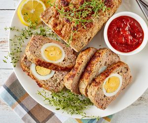 Klops z jajkiem: sprawdzony przepis na danie dobre na obiad i kanapki