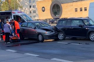 Wypadek samochodowy na Powsińskiej. Pierwszej pomocy udzielał Cezary Pazura