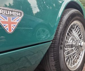 Klasyczna motoryzacja znów zachwyciła Bydgoszcz. „Bydgoskie Klasyki Nocą” przy Torbydzie