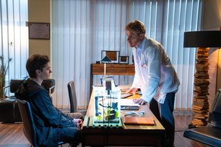 Na dobre i na złe odc. 970. Maks Beger (Tomasz Ciachorowski), haker Drago (Piotr Gadomski)