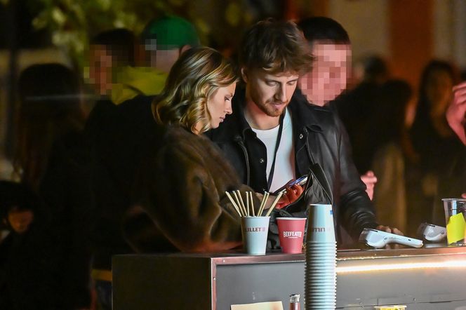 Maciej Musiał całował ukochaną na balkonie