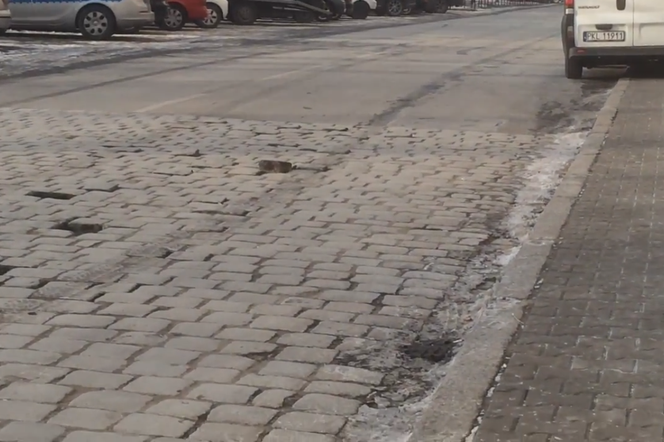Wystająca kostka brukowa może przyczynić się do wypadku...