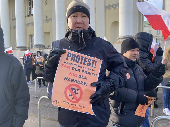 Kupcy z Marywilskiej 44 protestują pod Ratuszem. Walczą z podwyżką czynszu w centrum handlowym