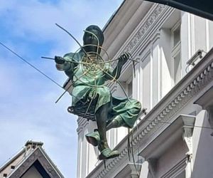 Nowa rzeźba w Bydgoszczy lewituje nad ulicą. Wikliniarka zawisła nad Jatkami. Nawiązuje do historii tego miejsca [GALERIA]