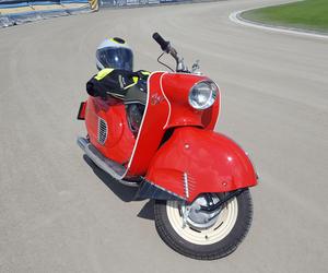 Osy kręciły kółka na stadionie żużlowym w Lesznie. Ogólnopolski zlot skuterów Osa Osieczna-Leszno 