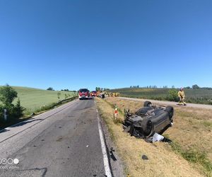 Czołowe zderzenie na szesnastce. 7 osób poszkodowanych, w tym dziecko!