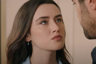 Wichrowe wzgórze. Halil wręcza Zeynep papiery rozwodowe