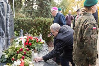 Ksiądz Jerzy Popiełuszko zginął 38 lat temu. W rocznicę śmierci władze Torunia i województwa kujawsko-pomorskiego złożyli kwiaty