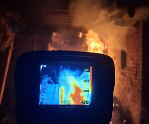 Nocny pożar na Sienkiewicza w Lesznie. Możliwe, że to było podpalenie [ZDJĘCIA]