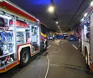 Pożar i dachowanie auta w tunelu POW