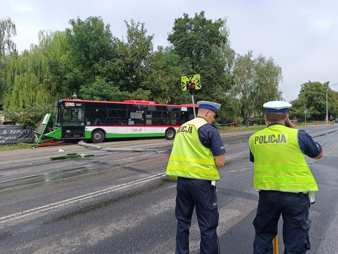 Autobus wjechał w ludzi stojących na przystanku