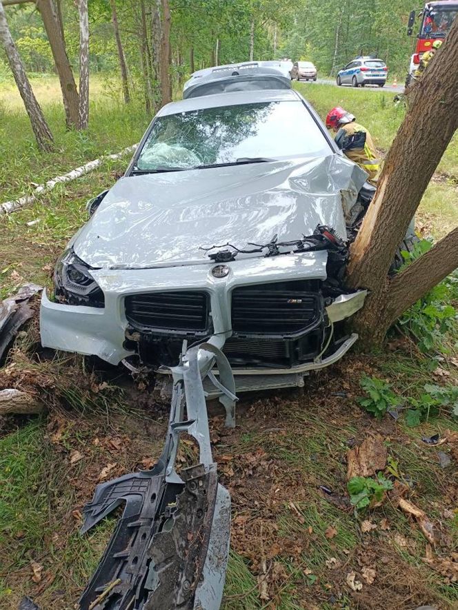 Sportowym bmw roztrzaskał się na drzewie. Wypadek pod Legionowem
