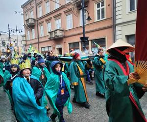 Kolorowy Orszak Trzech Króli w Łodzi. W centrum miasta pojawiło się mnóstwo osób [ZDJĘCIA]