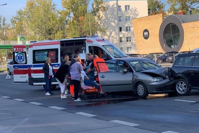 Wypadek samochodowy na Powsińskiej. Pierwszej pomocy udzielał Cezary Pazura