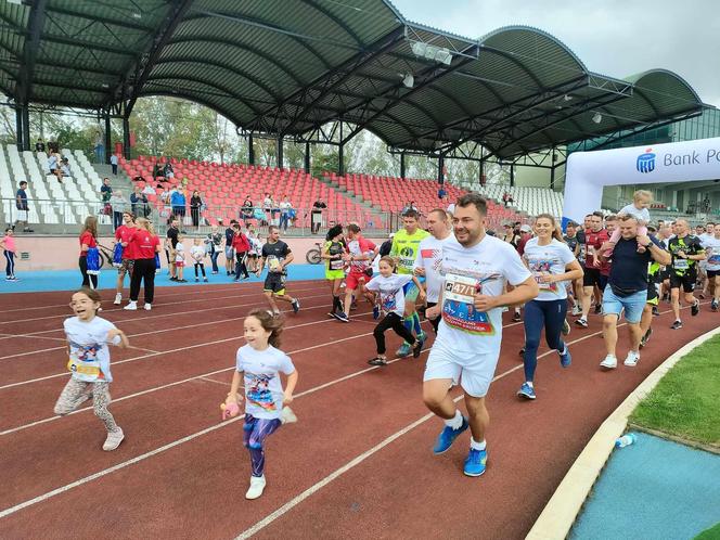 Pomaganie przez bieganie w Łomży. Za nami 7. PKO Bieg Charytatywny! ZDJĘCIA